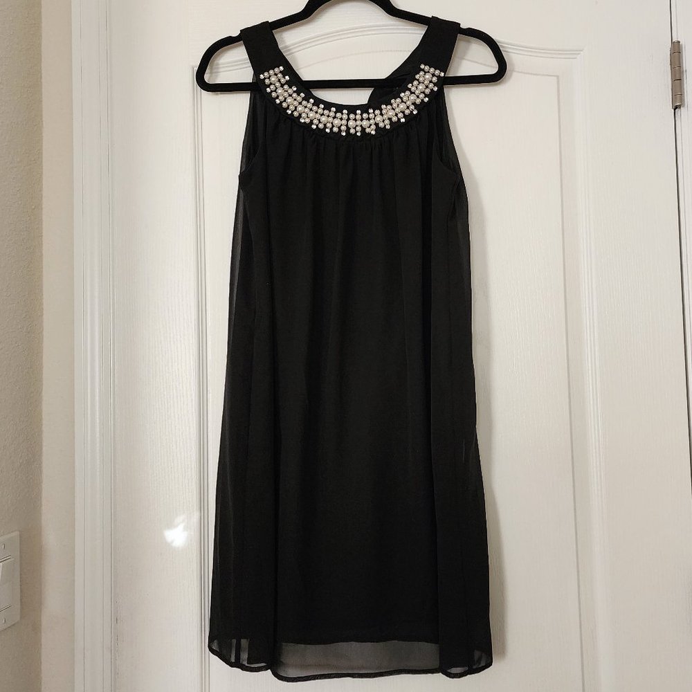 Trapeze dress, white pearls beaded neckline